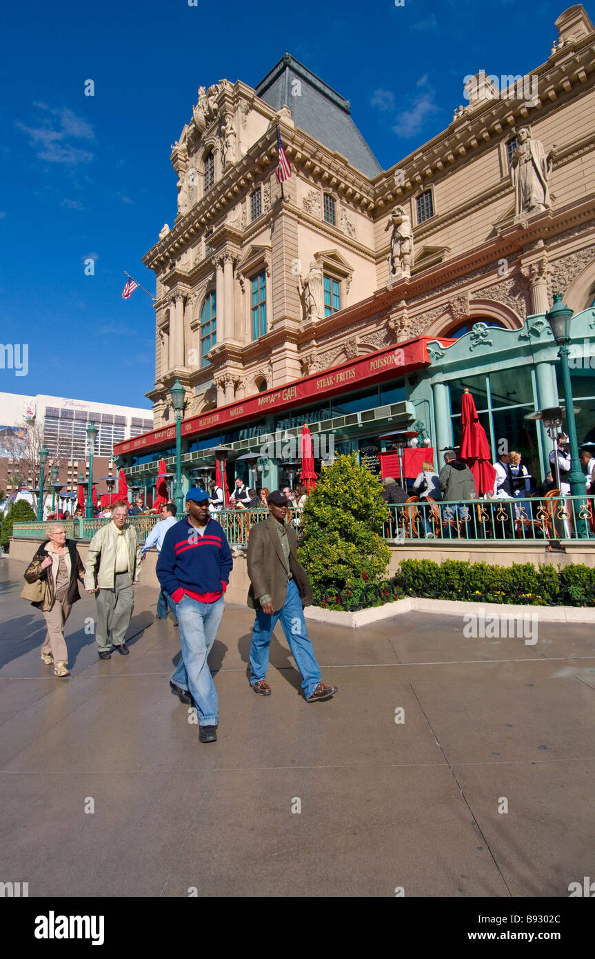 I turisti di fronte Chez Gaby Restaurant in Paris Las Vegas Foto Stock