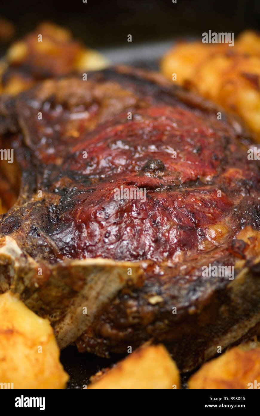 Arrosto di manzo e patate arrosto in stagno di tostatura Foto Stock