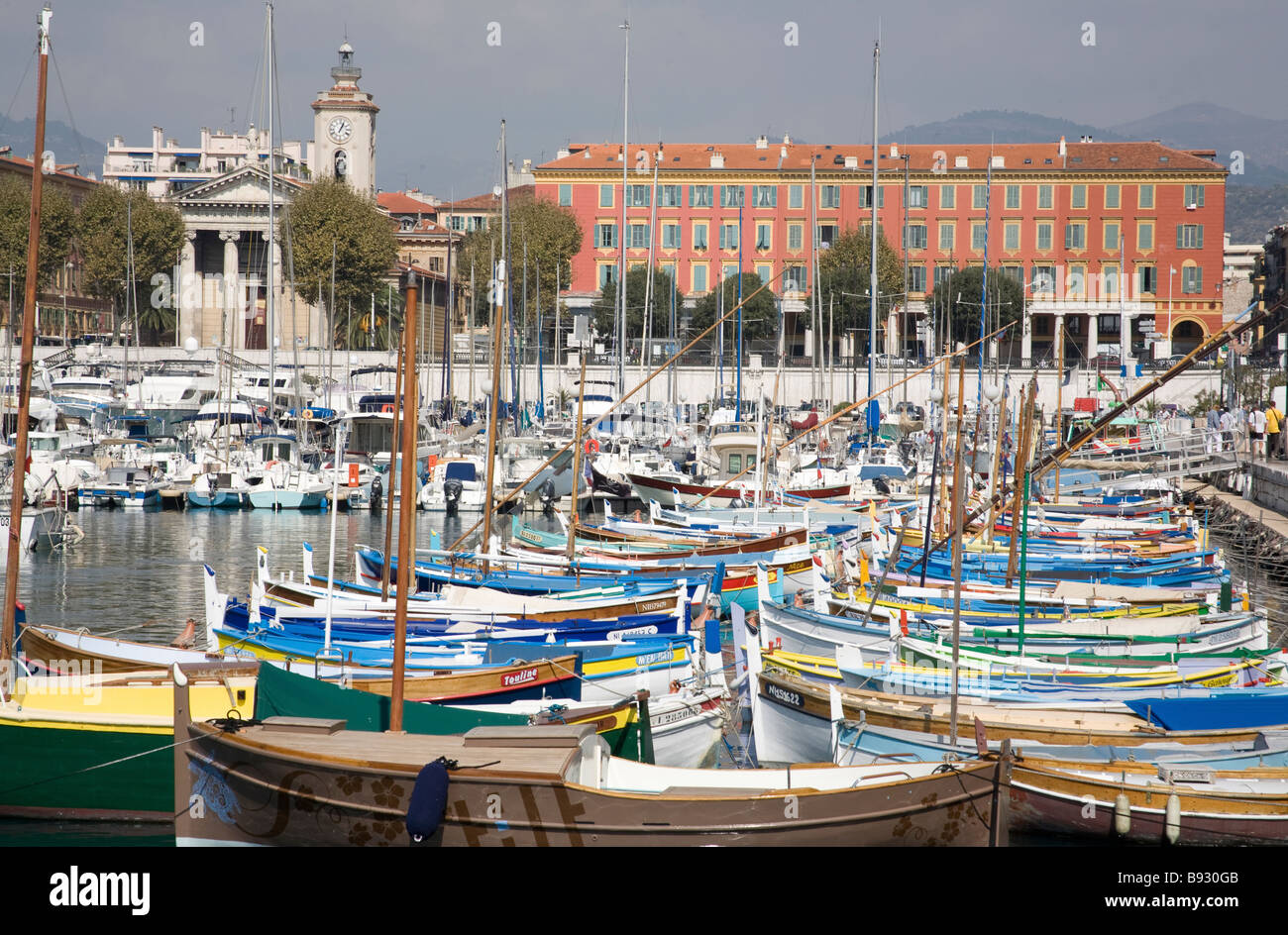 Barche da pesca nel porto Lympia, Nice Cote d Azur Francia Foto Stock