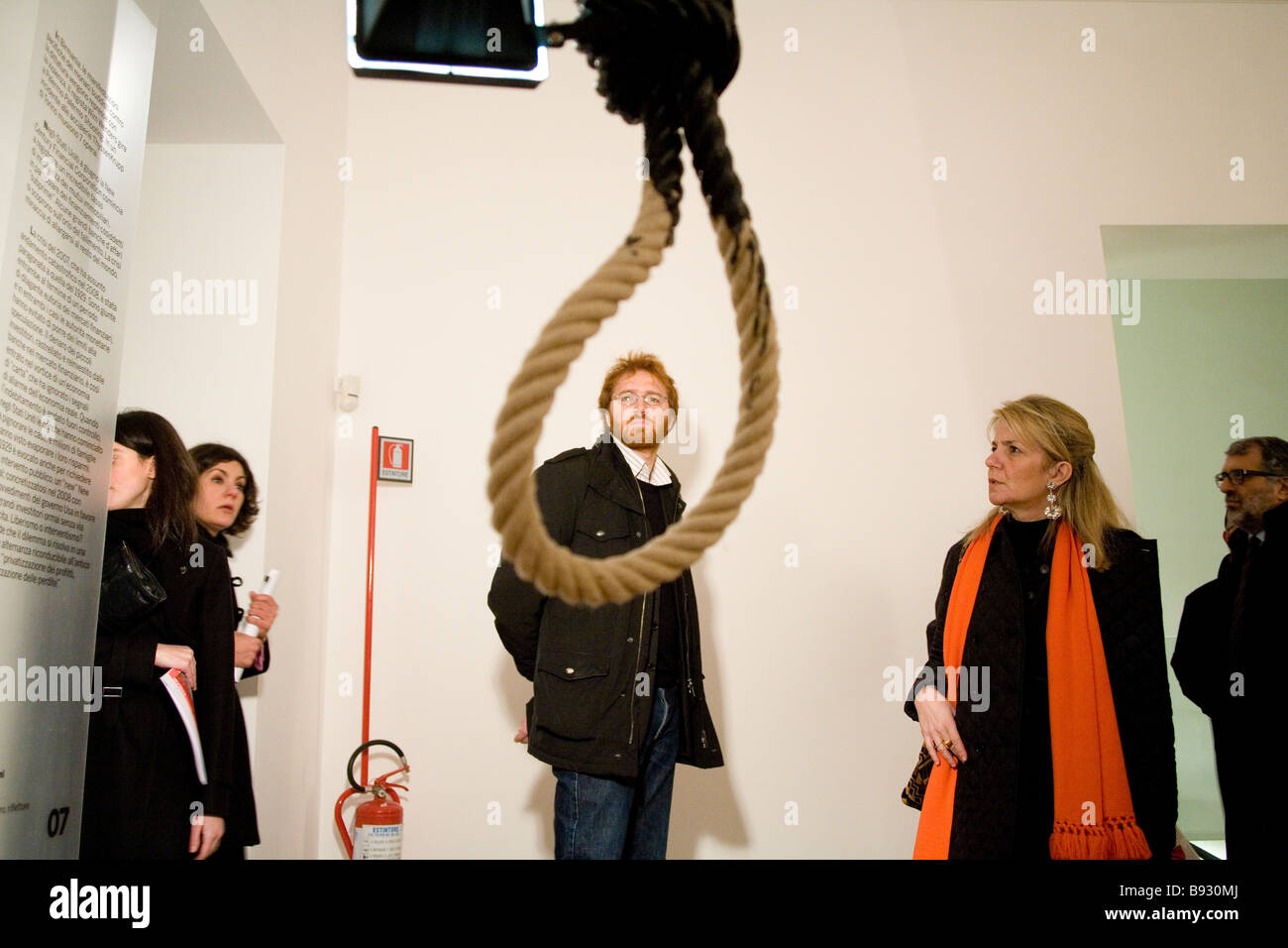 Che pende da Monica Bonvicini. Apertura del Museo di Arte Contemporanea di Palazzo Riso, Palermo, Sicilia, Italia. Foto Stock