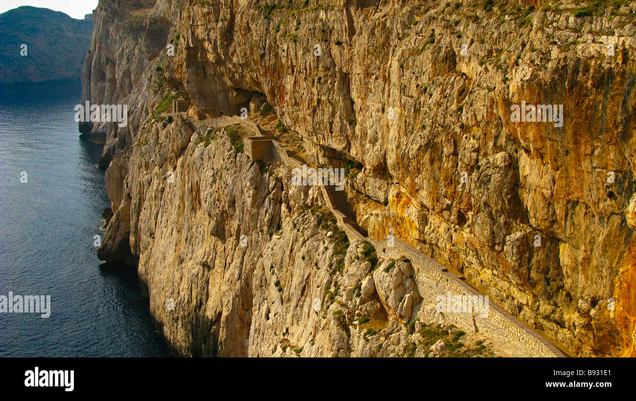 Escala del Cabirol (Escalera del Corzo, 656 escalones tallados en la roca que llevan a La Gruta de Neptuno). Capo Caccia. Sardegna. Italia Foto Stock
