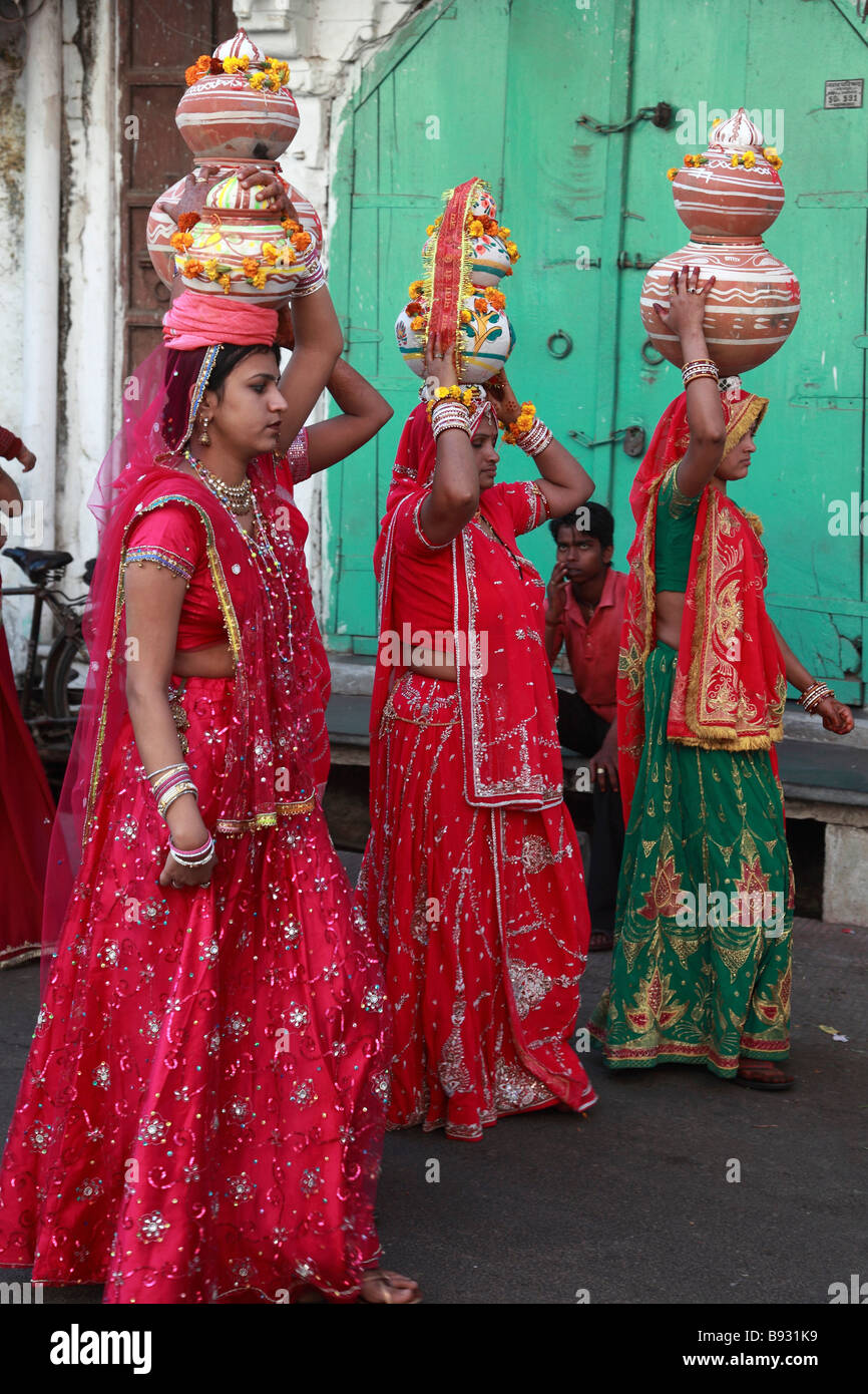 India Rajasthan Udaipur le donne che trasportano le offerte di cerimoniale Foto Stock