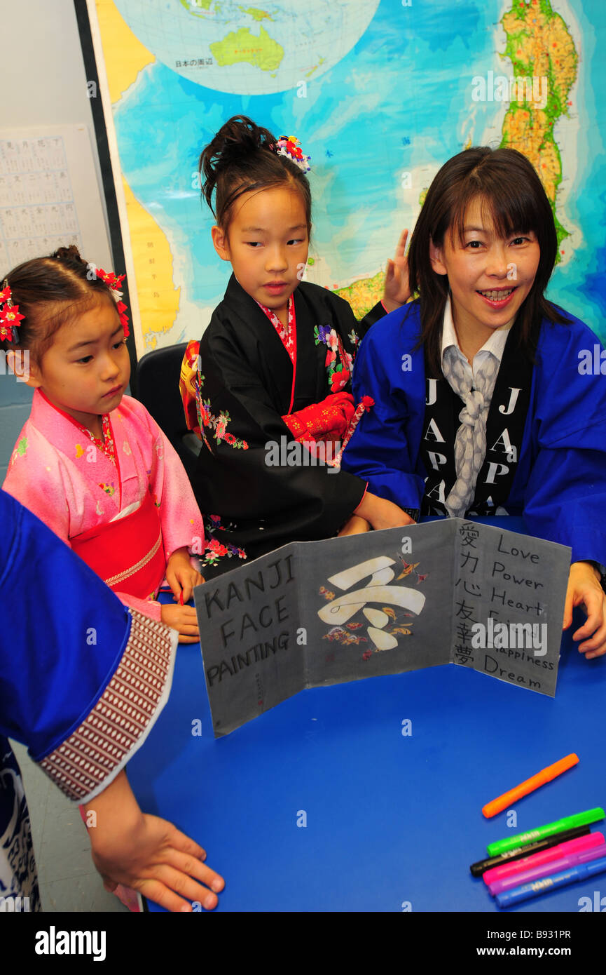 La serata internazionale a Stati Uniti Maryland scuola elementare giapponese gli studenti e i genitori insegnare ad altri circa la loro cultura Foto Stock