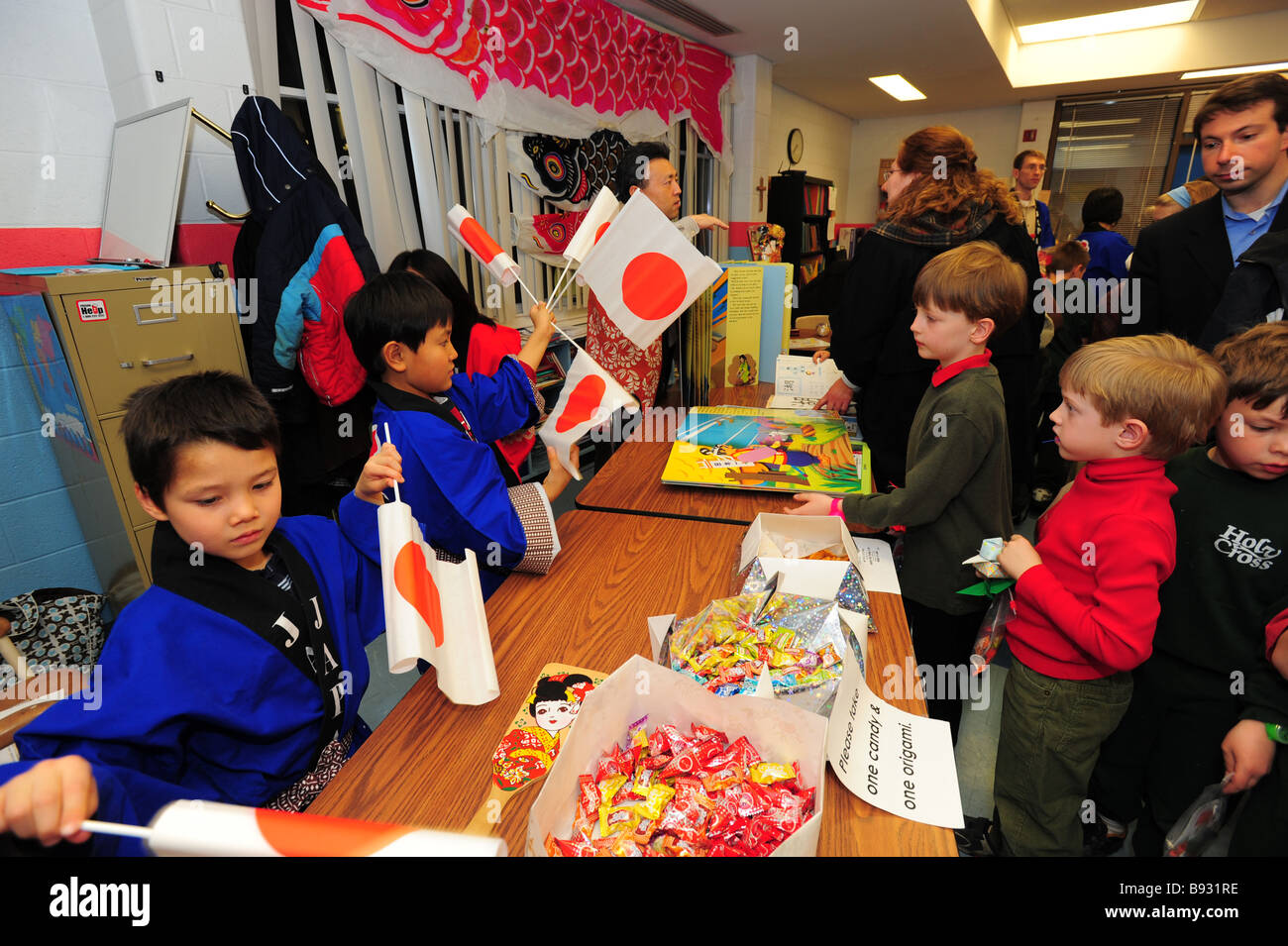 La serata internazionale a Stati Uniti Maryland scuola elementare giapponese gli studenti e i genitori insegnare ad altri circa la loro cultura Foto Stock