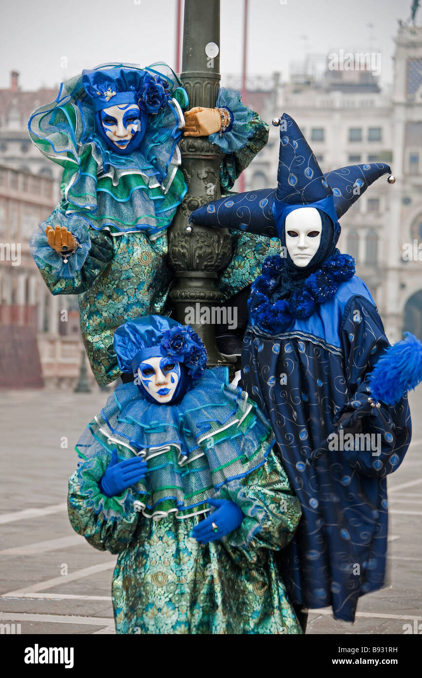 Gruppo di donne in coloratissime e storiche pose di costume, cappello e  maschera al Carnevale di Venezia, Carnivale di Venezia, Veneto, Italia Foto  stock - Alamy