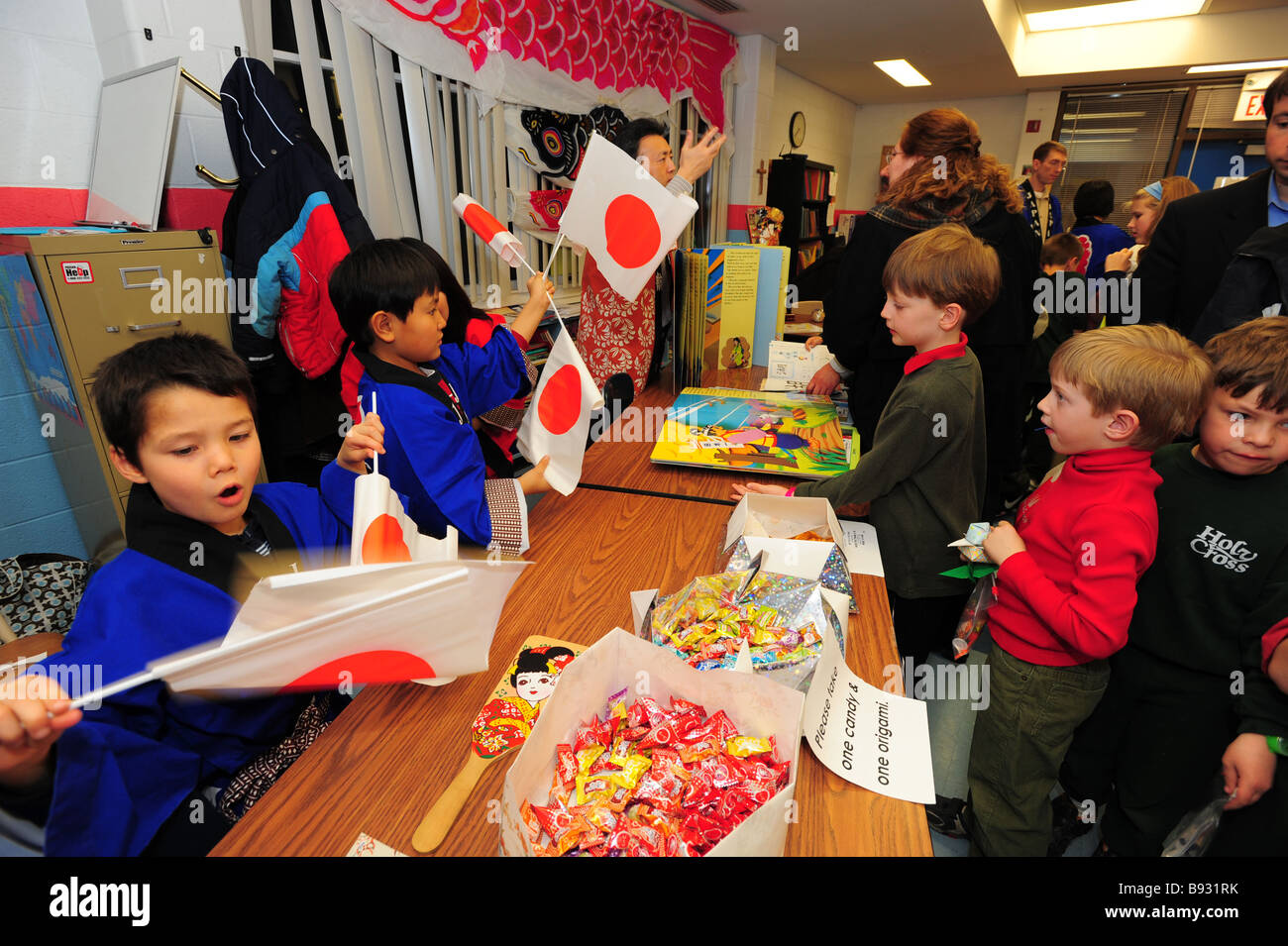 La serata internazionale a Stati Uniti Maryland scuola elementare giapponese gli studenti e i genitori insegnare ad altri circa la loro cultura Foto Stock