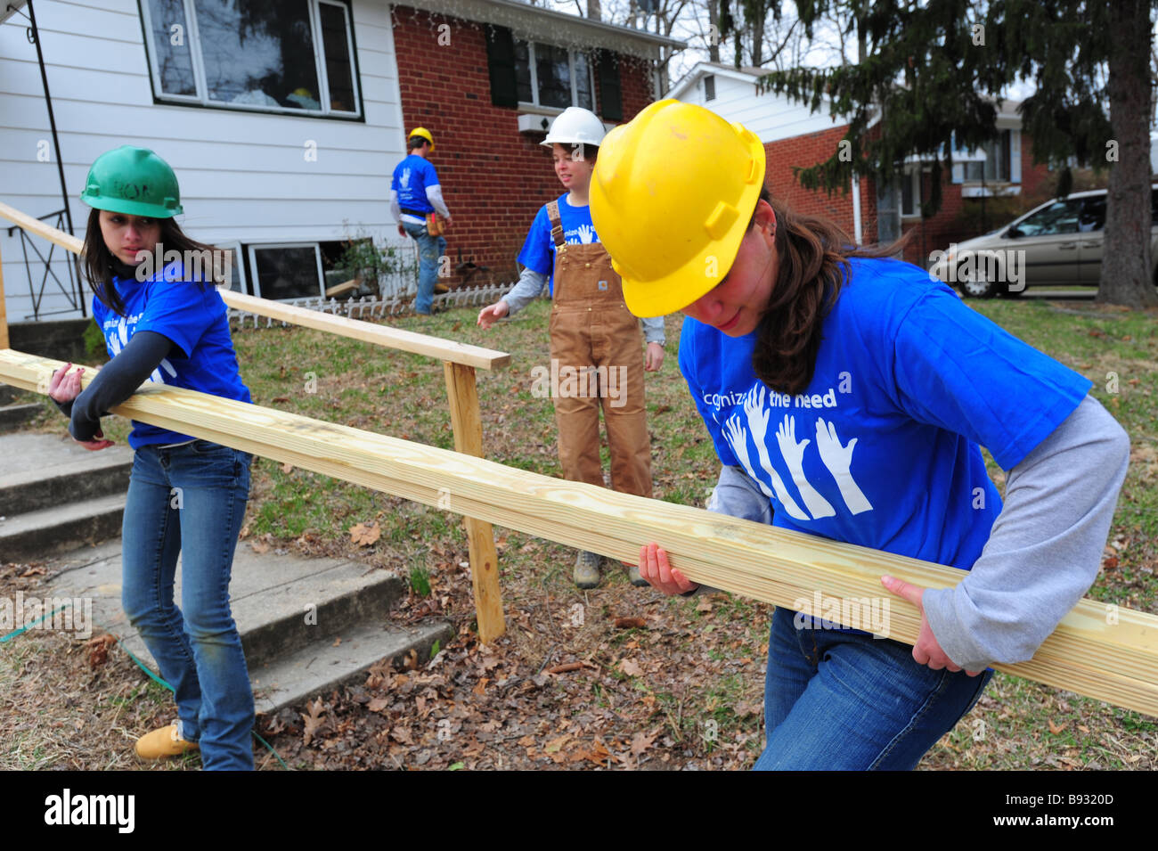 College volontari lavorano sul rinnovamento di una casa con il non-profit, gruppo Habitat per molla Humanity-Silver, Maryland, Stati Uniti d'America Foto Stock