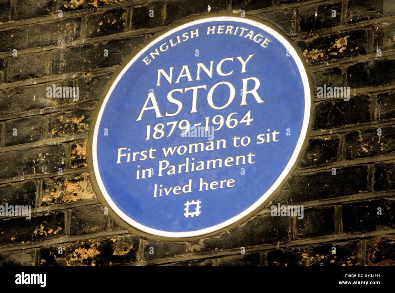 Targa blu Nancy Astor prima donna femmina MP St James Square Londra Inghilterra Inglese del Regno Unito Membro del Parlamento europeo Foto Stock