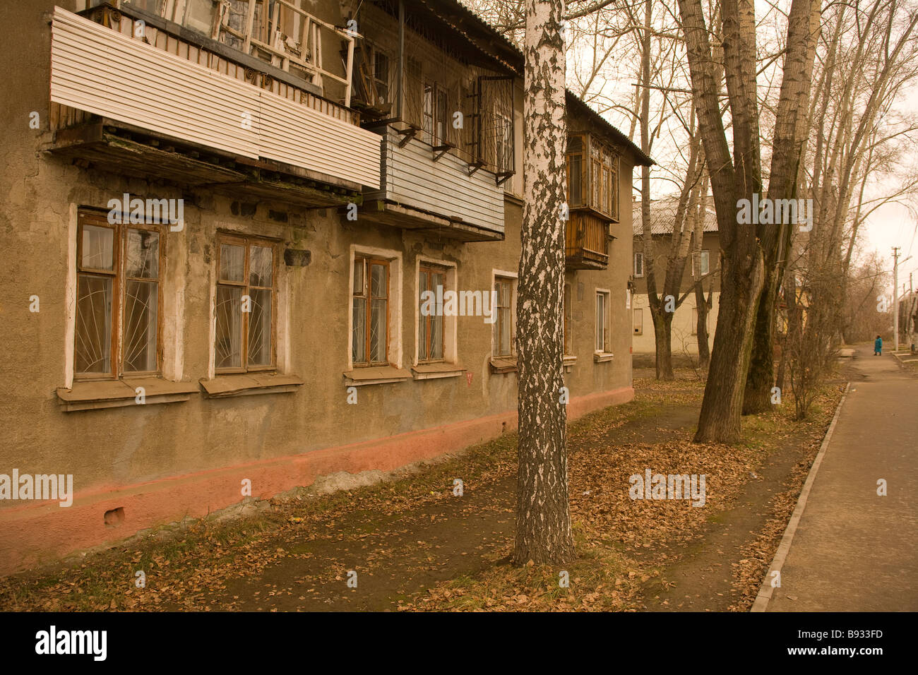 Alloggi sociali edifici di appartamenti e alberata sentiero in autunno, Ekaterinburg, negli Urali, Russia Foto Stock