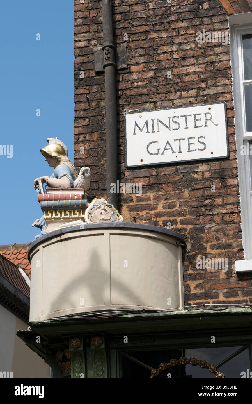 Minster Gates segno - Minerva dea romana della sapienza York Foto Stock