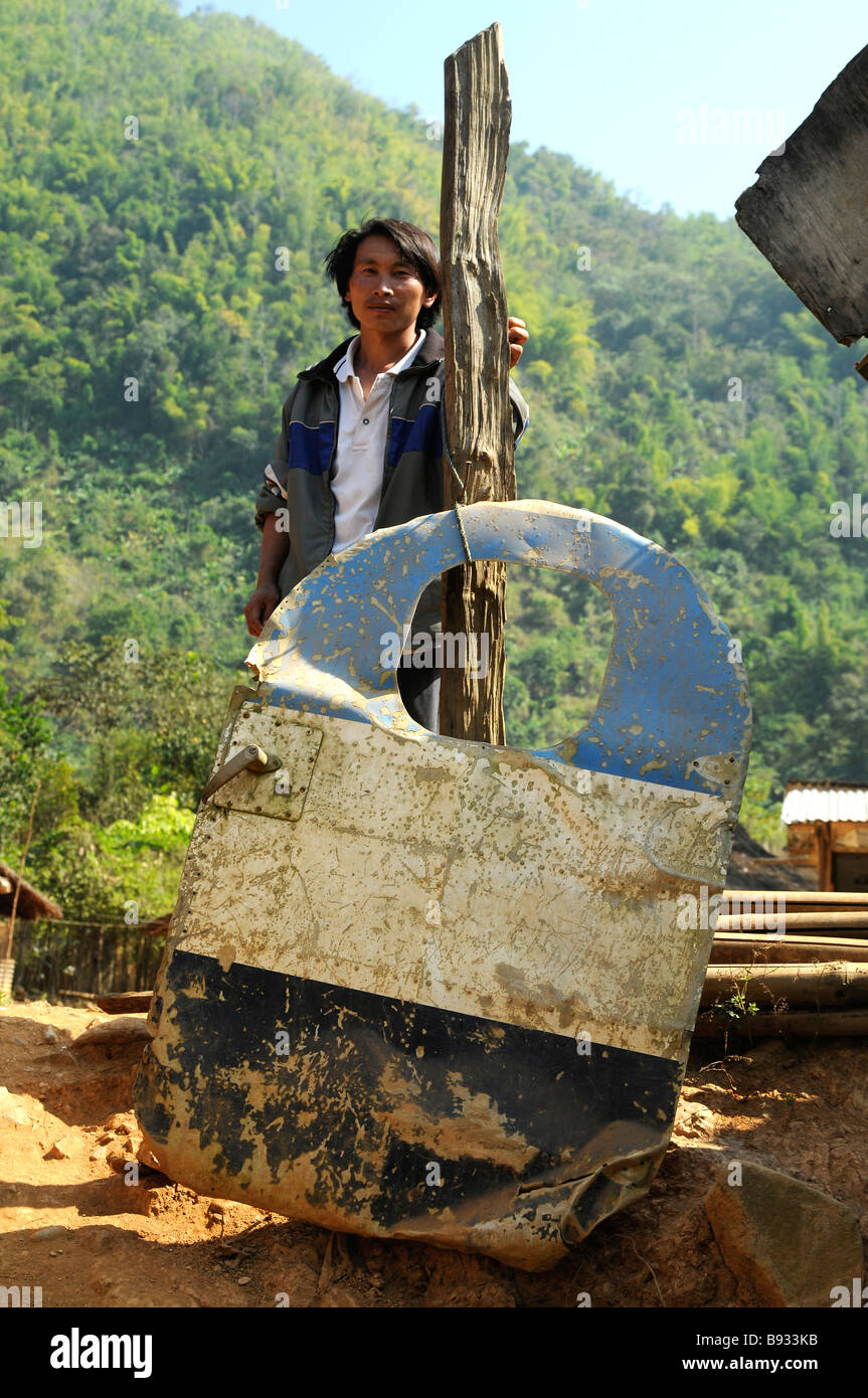 Uomo Hmong porta aereo Foto Stock