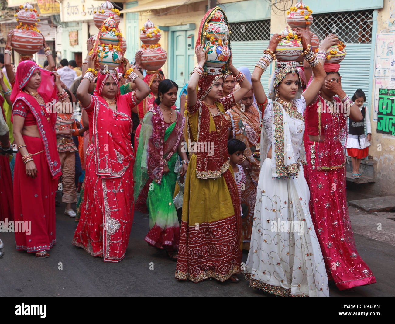 India Rajasthan Udaipur le donne che trasportano le offerte di cerimoniale party di nozze Foto Stock