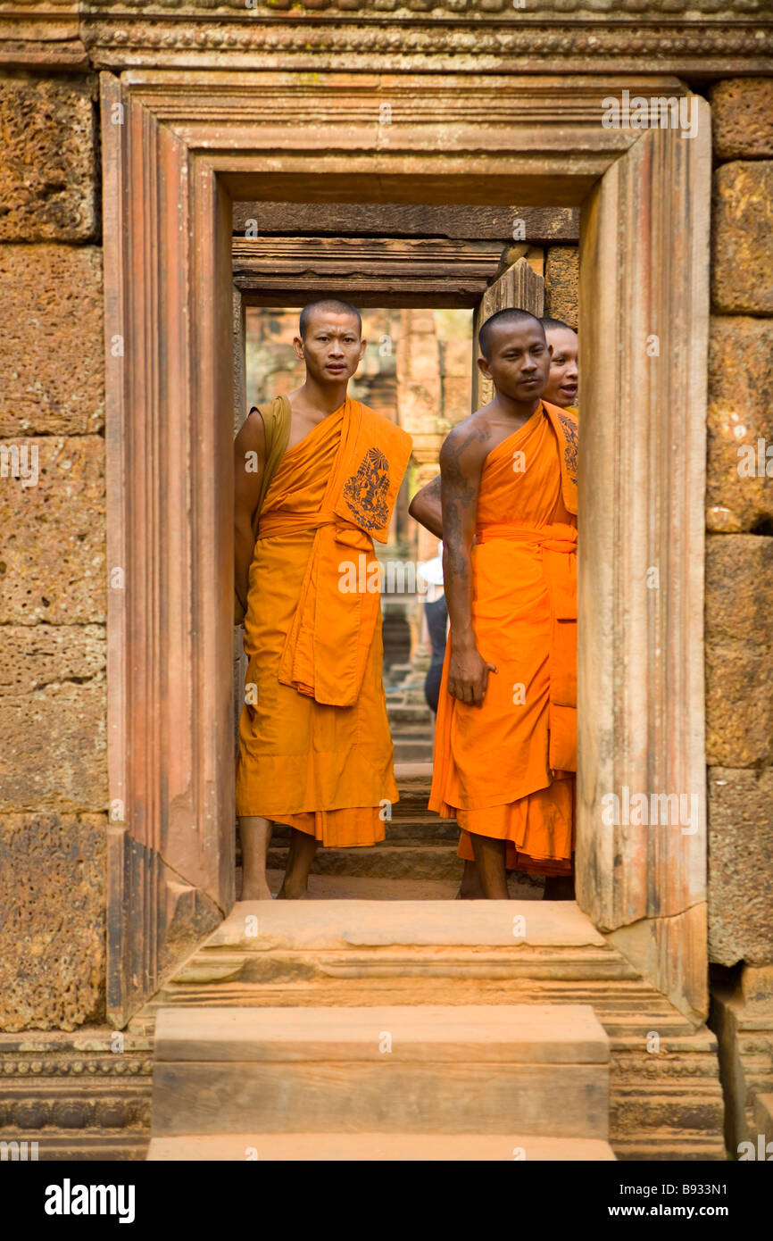 Monaci in attesa nella porta a Banteay Srei Angkor Wat Cambogia complesso Benedizione del nuovo tempio Foto Stock