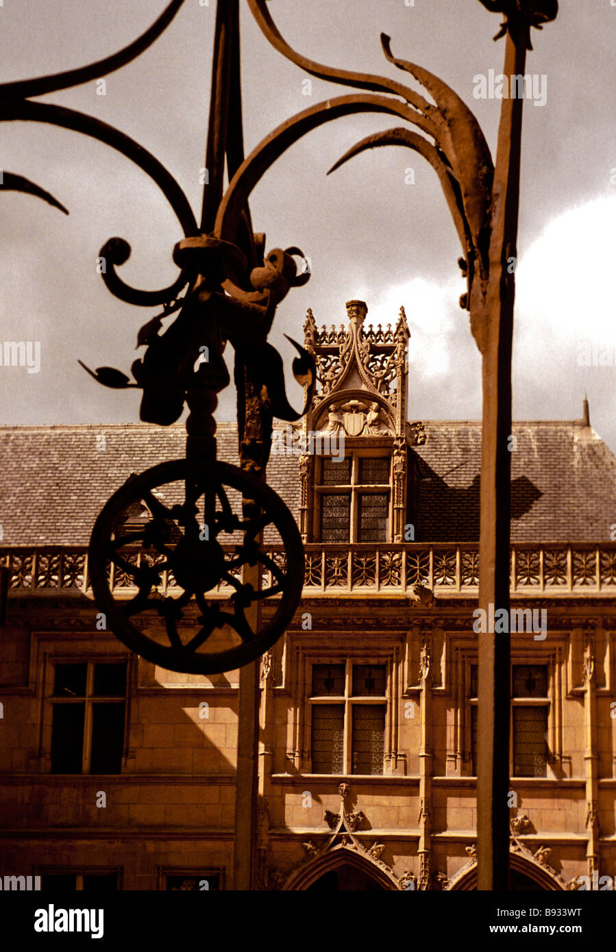 Un ornato stemma decora la ex xv secolo l'Abbazia di Cluny a Parigi ora al museo di Cluny del Medioevo Foto Stock