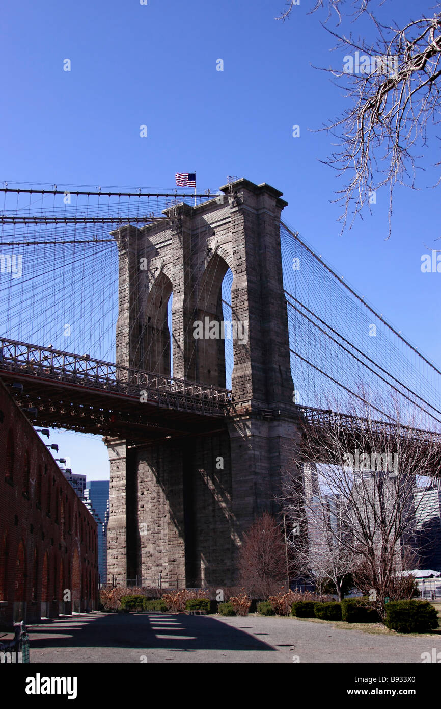 Torre Orientale del Ponte di Brooklyn Bridge sul lato Brooklyn dell'East River, New York City, Stati Uniti d'America Foto Stock