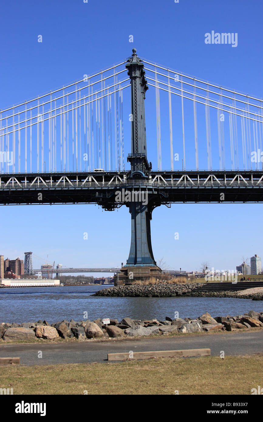 Torre Orientale del Manhattan Bridge, guardando a nord a est del fiume dal Ponte di Brooklyn, New York City, Stati Uniti d'America Foto Stock