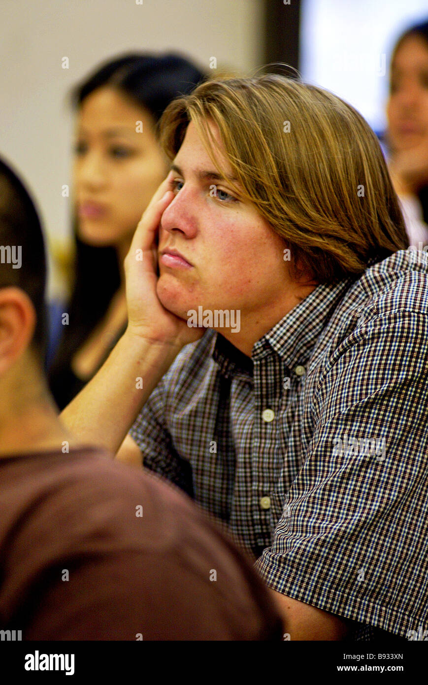 Guardando annoiato un Southern California high school boy frequenta la classe inglese Foto Stock