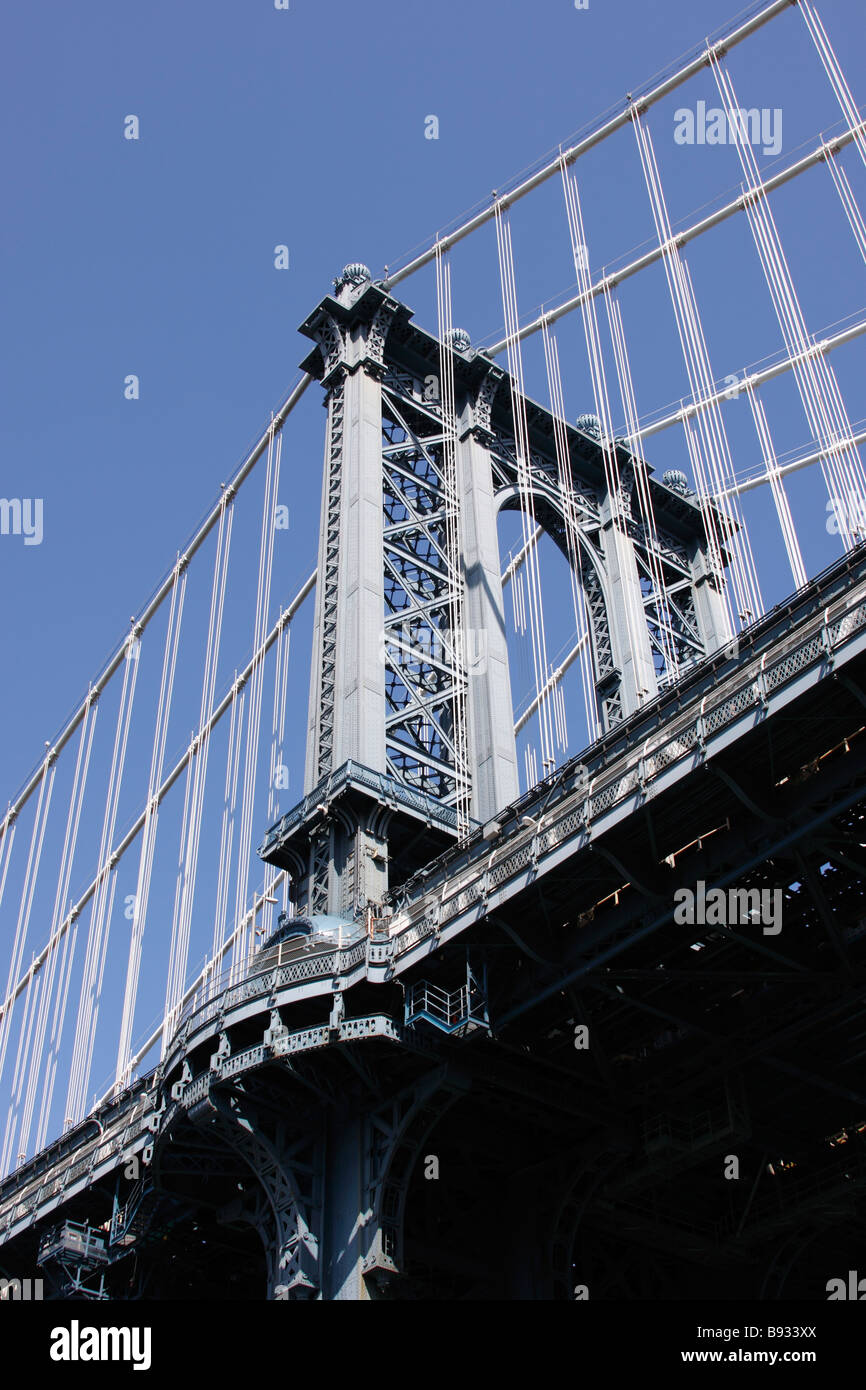 Vista ravvicinata di Manhattan Bridge torre di supporto, lato Brooklyn, New York City USA Foto Stock
