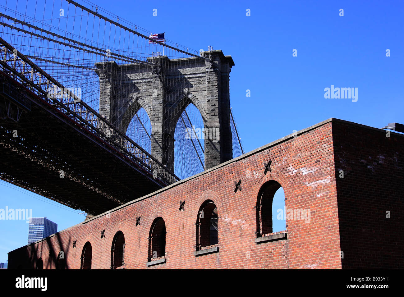 Torre Orientale del Ponte di Brooklyn, come visto dalla strada d'acqua nella sezione di DUMBO di Brooklyn, New York, Stati Uniti d'America Foto Stock