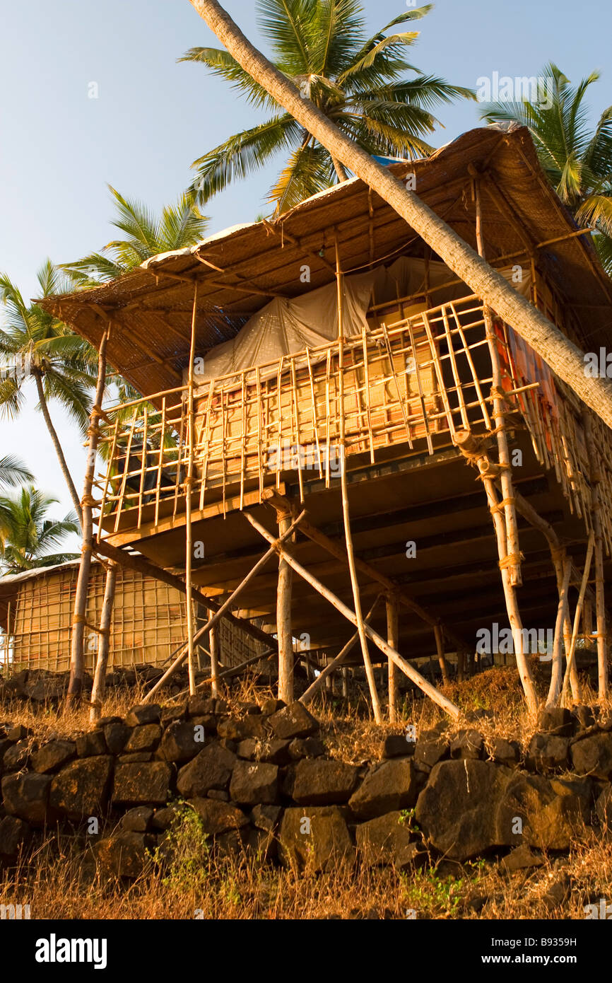 Golden bungalow sulla spiaggia cliff sunstet. Foto Stock