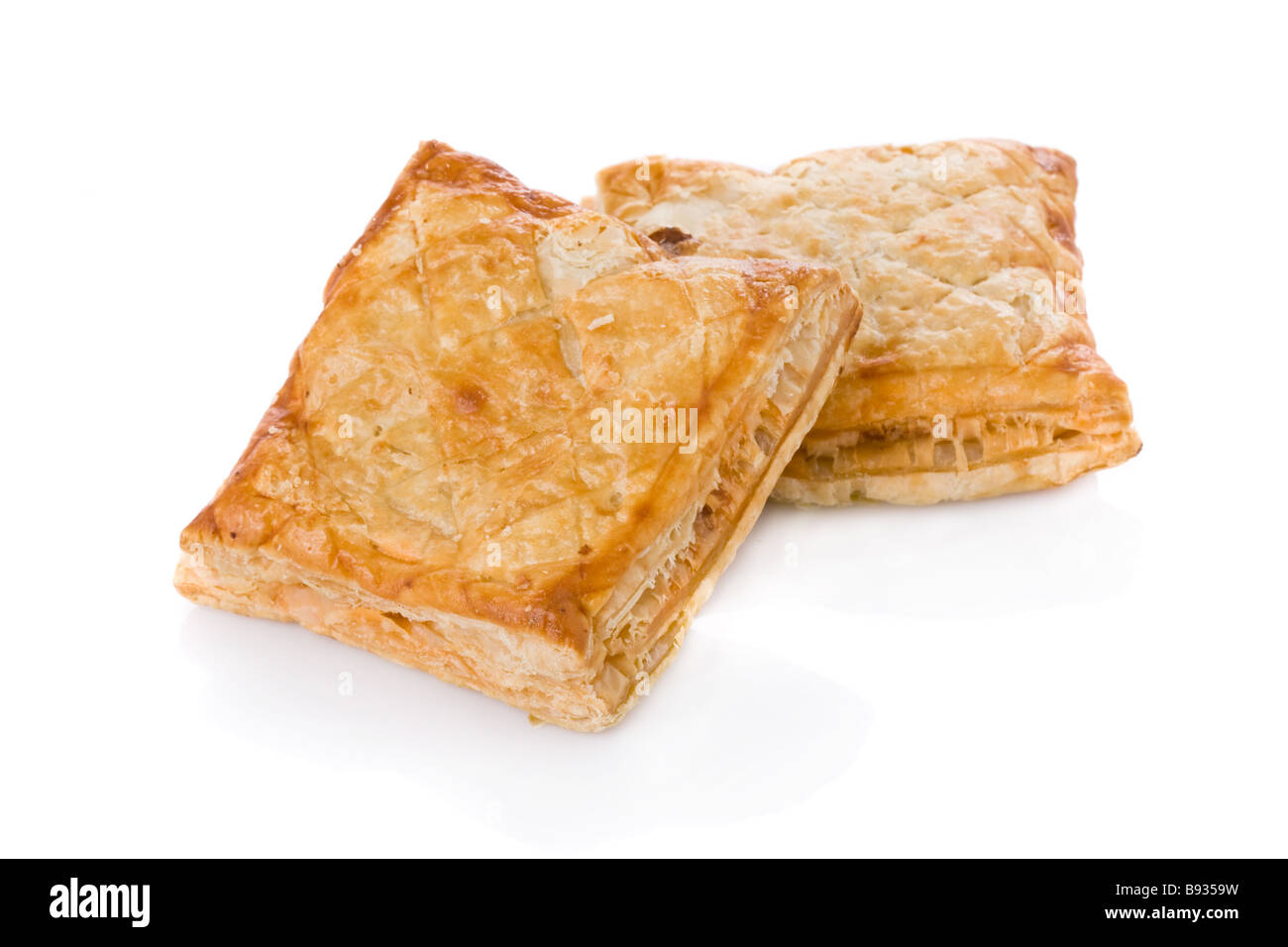Pasta sfoglia (dolce o salata) isolati su sfondo bianco Foto Stock