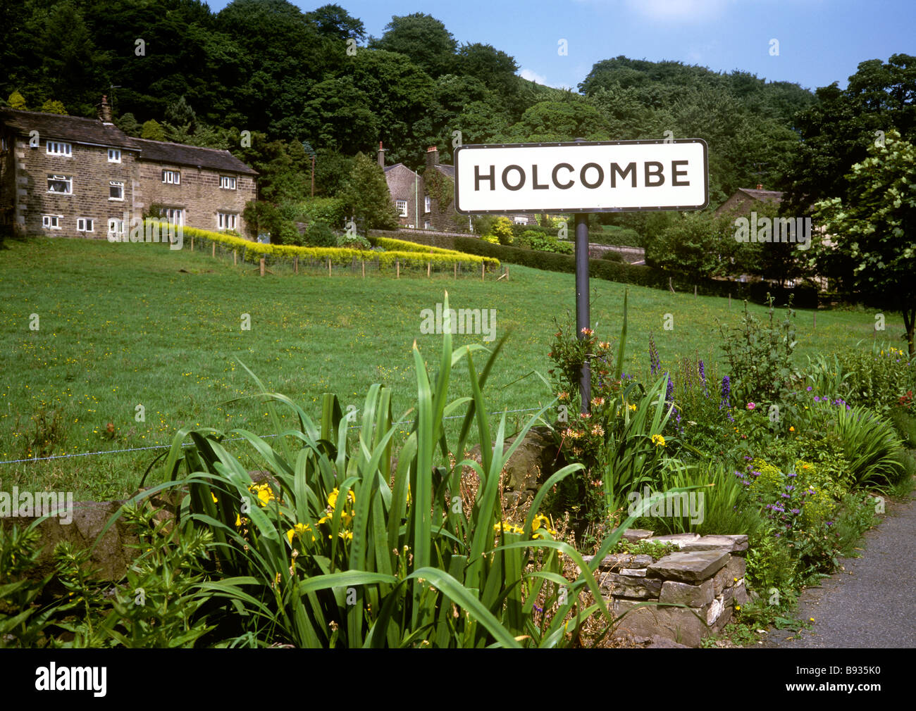 Regno Unito Inghilterra Lancashire Holcombe village sign in procinto floreali Foto Stock