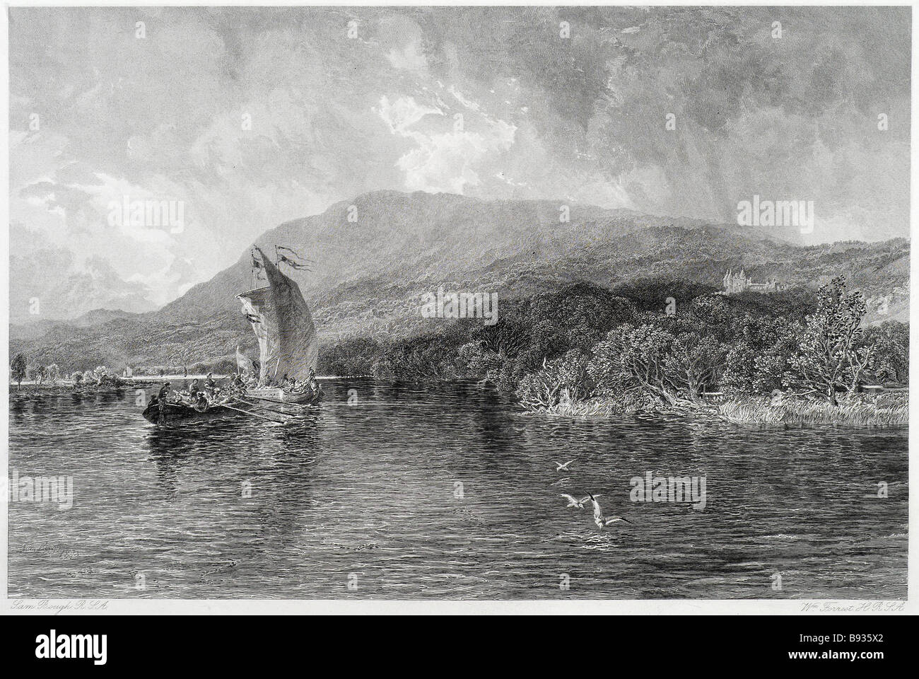 Barca di scena sul Loch Tay acqua di lago costa barca barca a vela con pesca legno albero foresta montana bird canottaggio fiume Scozia la Fiera di pulizia Foto Stock