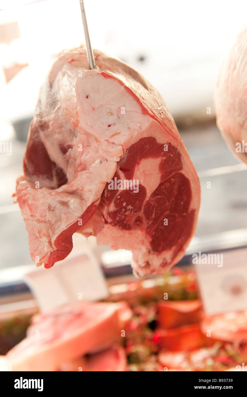 Una articolazione della spalla di Welsh locale di carne di agnello in Rob Rattray s macelleria tradizionale s shop Aberystwyth Wales UK Foto Stock