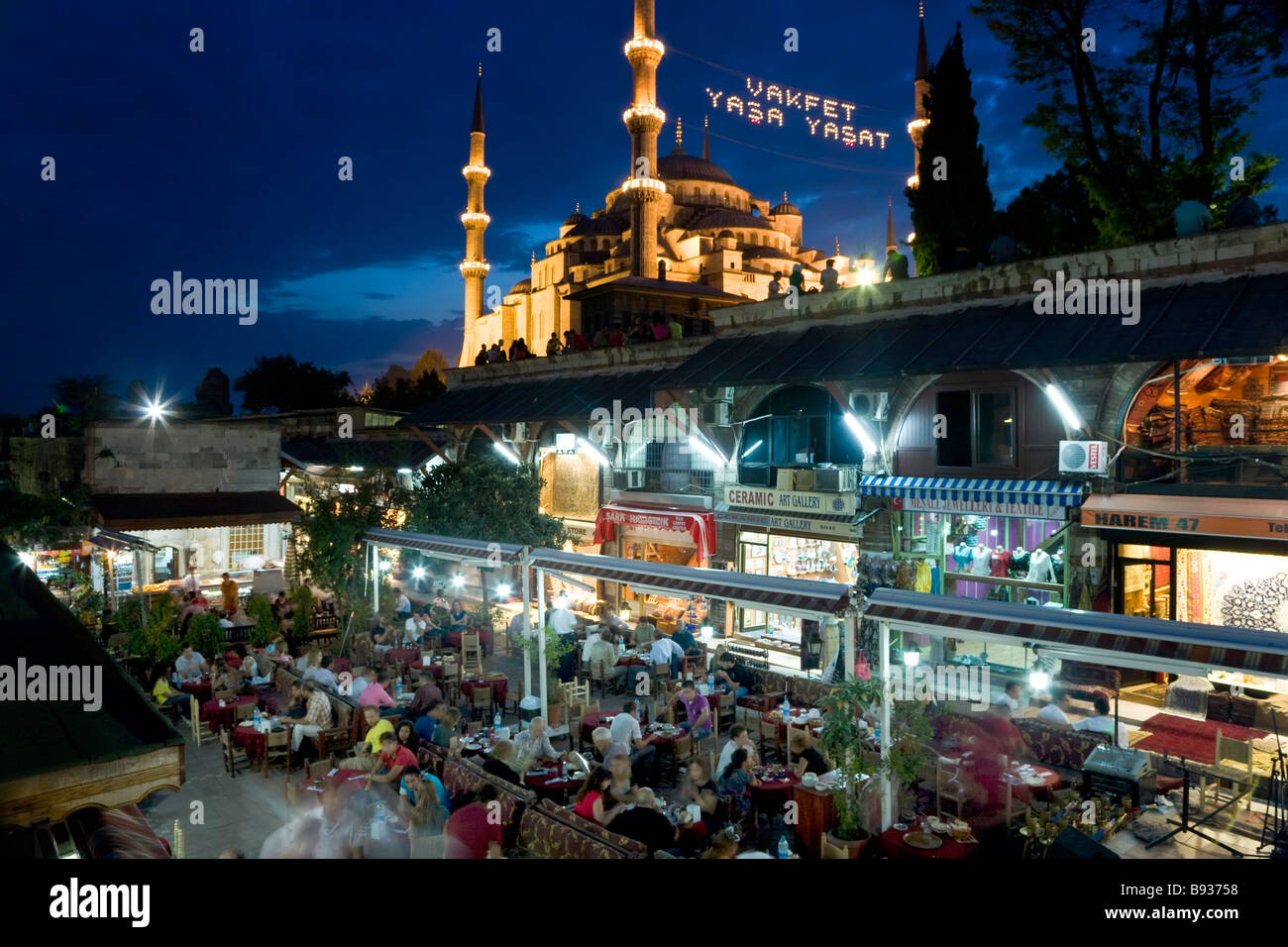 La Moschea Blu o di Sultan Ahmet Mosque 1609 1616 ristorante quartiere di Sultanahmet Istanbul Turchia Foto Stock
