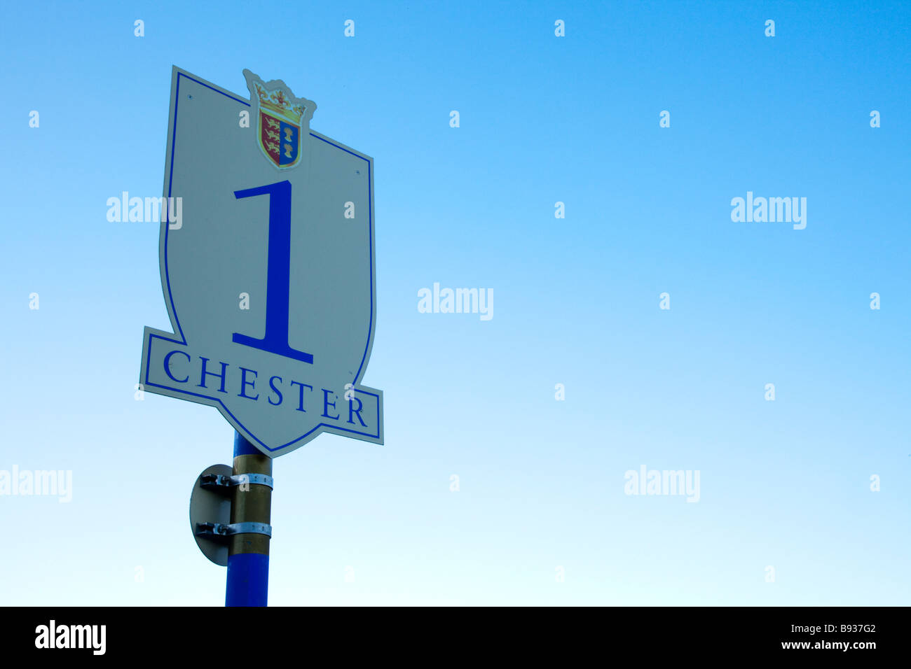 Il numero uno furlong mark post con un blu cielo chiaro presso la popolare Chester Racecourse nella città di Chester, Cheshire Foto Stock