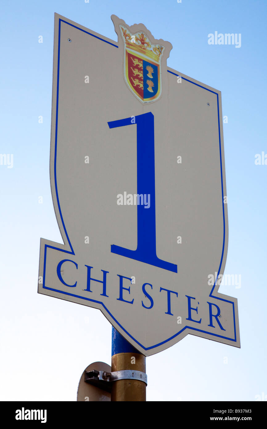Il numero uno furlong mark post con un blu cielo chiaro presso la popolare Chester Racecourse nella città di Chester, Cheshire Foto Stock