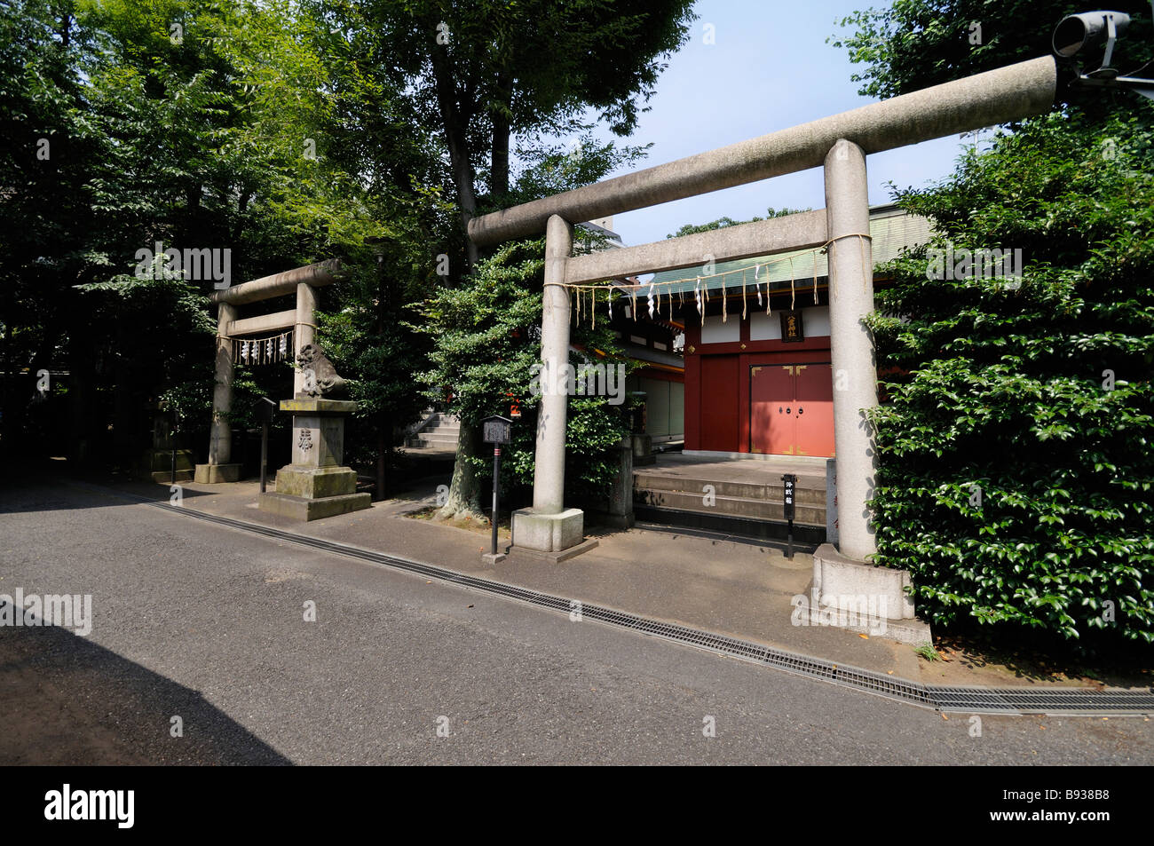 Due Torii di pietra. Kanda Myojin complessa (aka Kanda sacrario scintoista). Quartiere Chiyoda. Tokyo. Il Giappone. Foto Stock