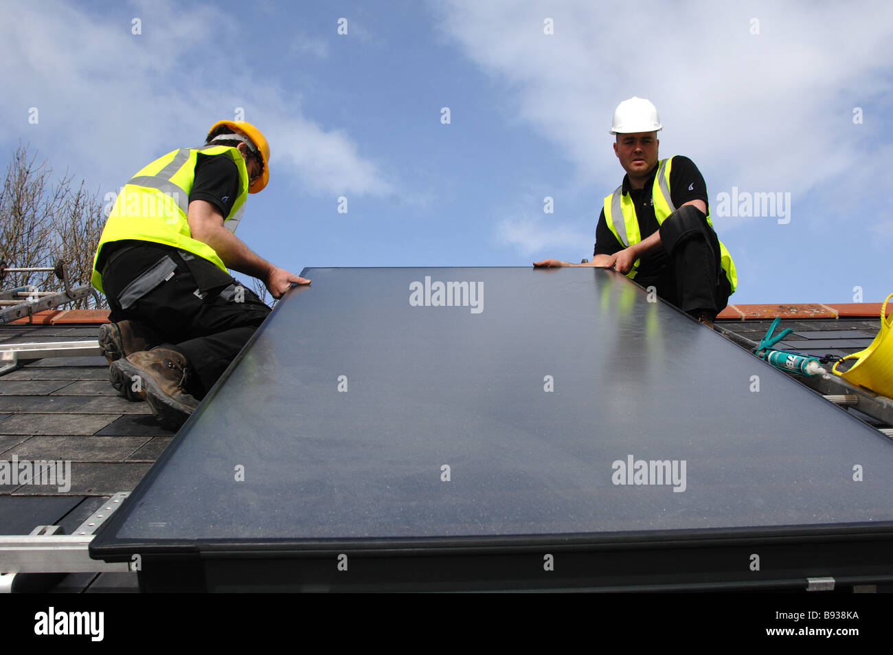 L'installazione di riscaldamento di acqua solare sistema sul tetto di una casa privata in South Devon England Foto Stock