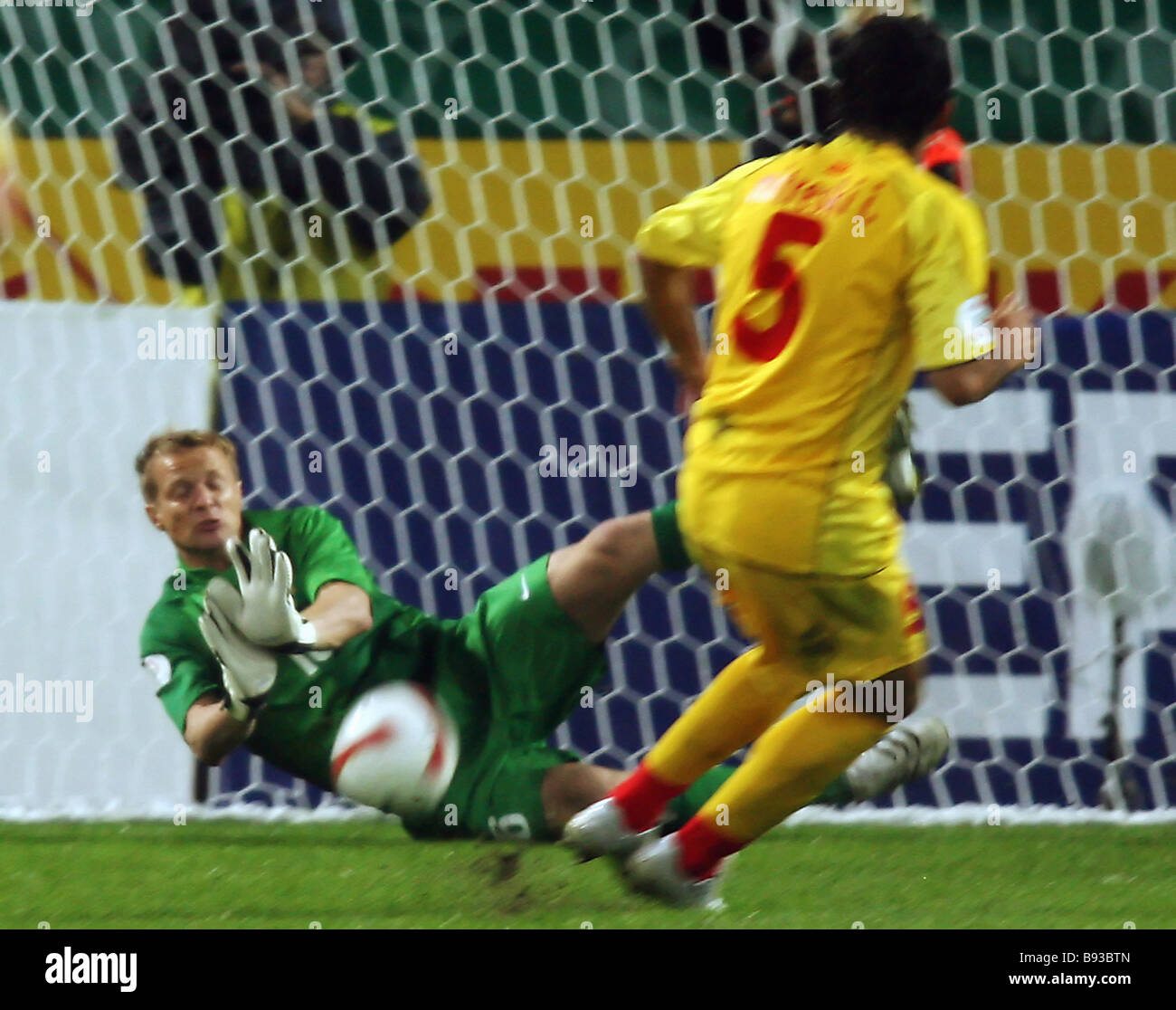 La Russia s portiere Vyacheslav Malafeyev sbattendo fuori un 11 metri calcio di rigore durante una partita di calcio tra la Russia e Foto Stock