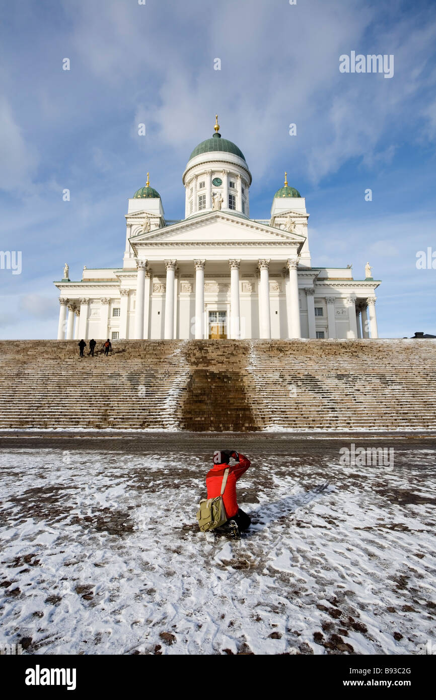 Un turista tenendo fotografia in Senaatintori Helsinki Finlandia Foto Stock