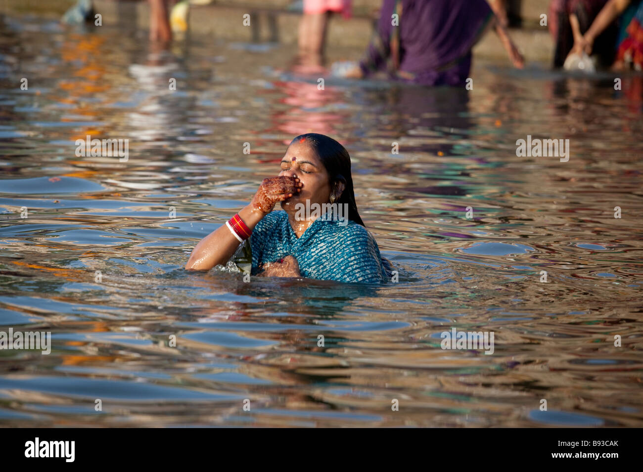 Donna indù la balneazione nel fiume Gange a Varanasi India Foto Stock