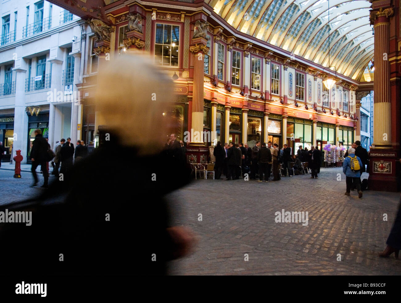 Le persone al mercato Leadenhall durante le ore di punta, Londra Inghilterra REGNO UNITO Foto Stock