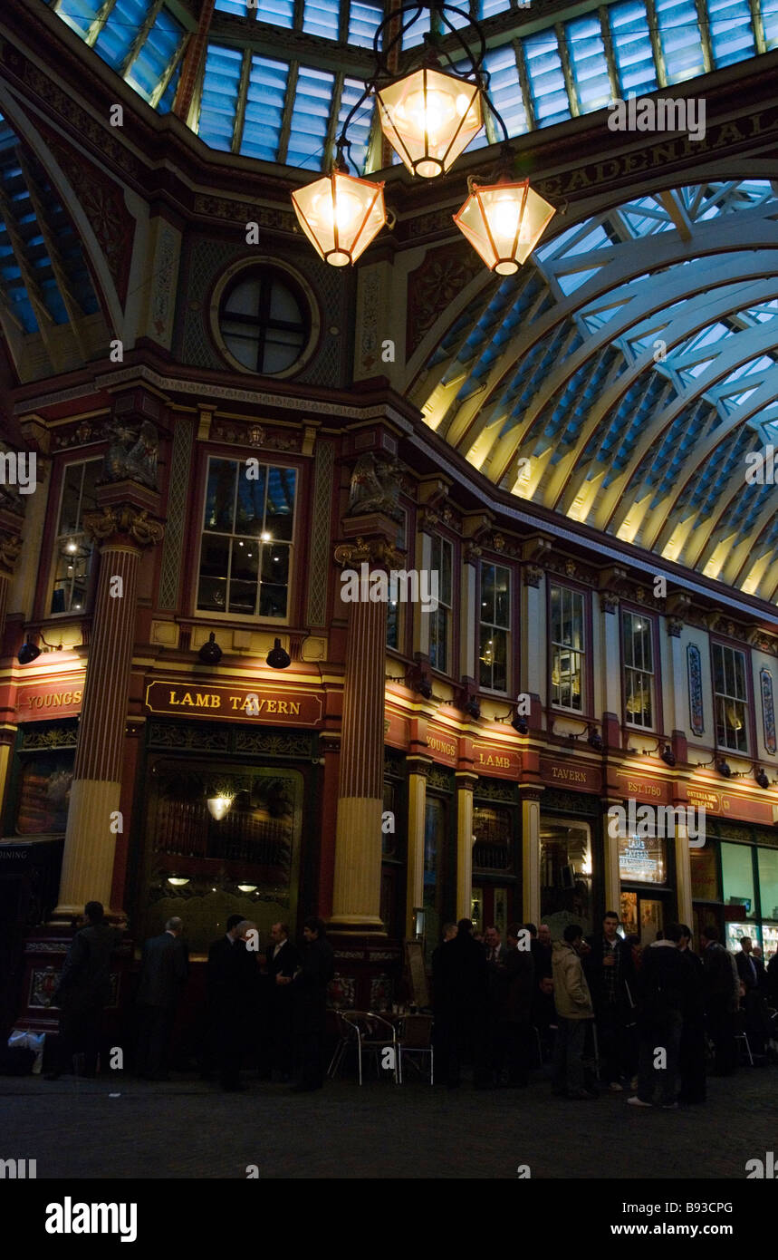 Persone con un drink al pub dopo il lavoro nel mercato Leadenhall, Londra Inghilterra REGNO UNITO Foto Stock