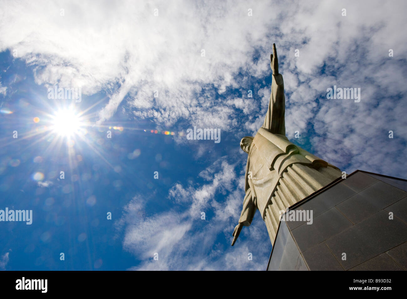 Cristo redentore statua sulla collina del Corcovado RIO DE JANEIRO come la luce del sole è svasata con le braccia tese Foto Stock