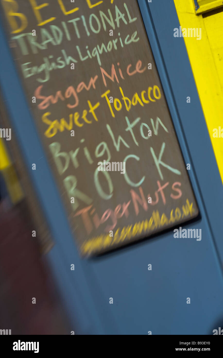 Cartello che elenca i diversi tipi di caramelle tra cui Brighton rock per la vendita al di fuori del negozio in North Laine Brighton Foto Stock