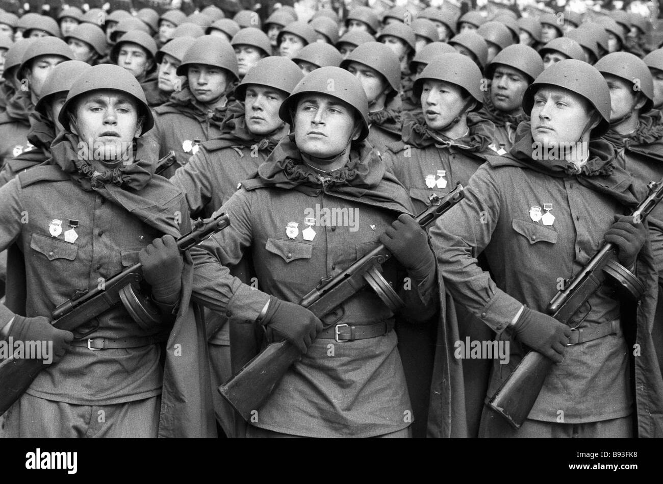 Русские солдаты второй мировой. Советский солдат. Солдаты Великой Отечественной войны. Строй солдат.