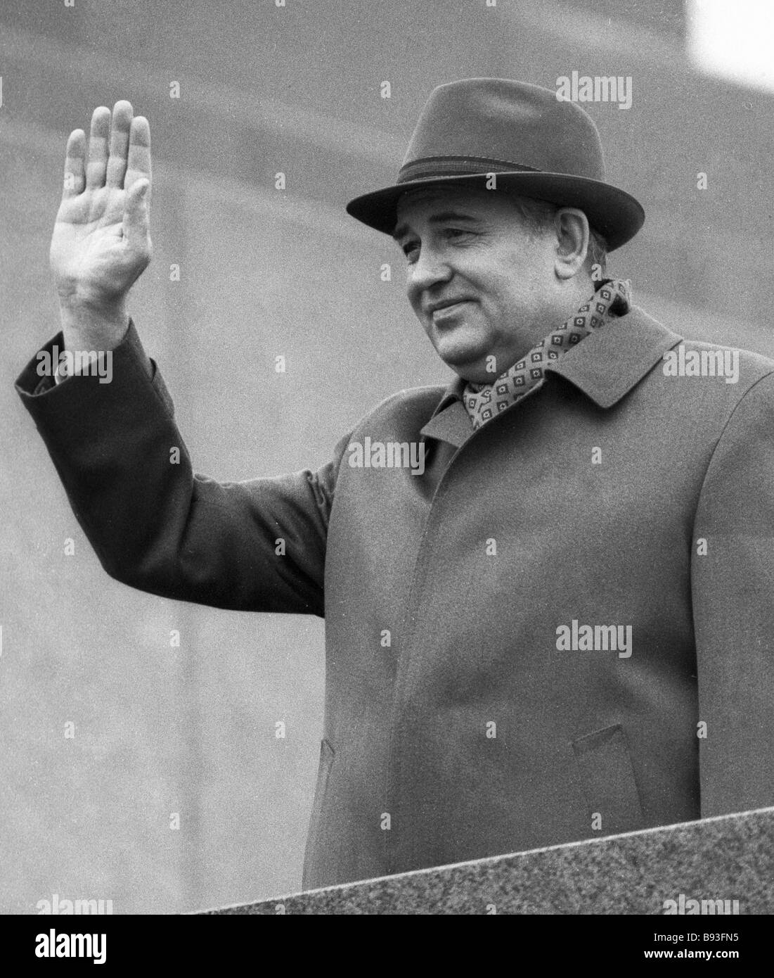 La CPSU CC segretario generale Mikhail Gorbaciov sul mausoleo di Lenin  durante la sfilata per il quarantesimo anniversario della vittoria in Foto  stock - Alamy
