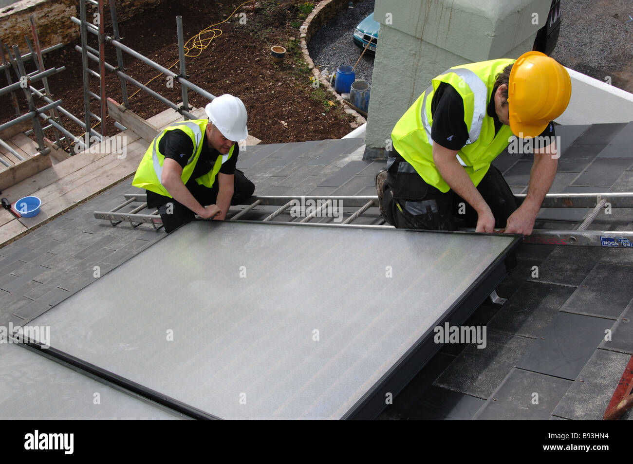L'installazione di riscaldamento di acqua solare sistema sul tetto di una casa privata in South Devon England Foto Stock