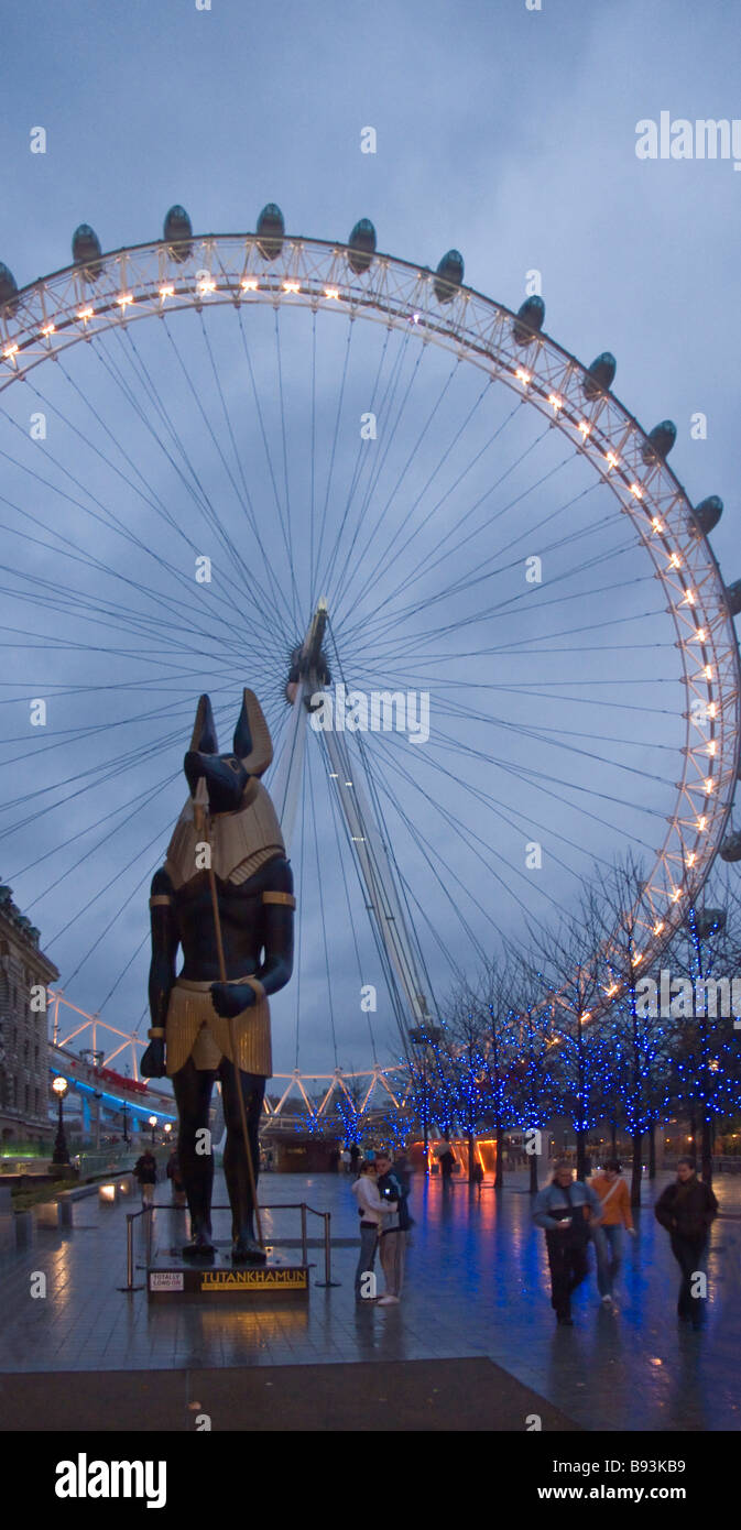 Statua egizia e il London Eye al crepuscolo Londra Foto Stock