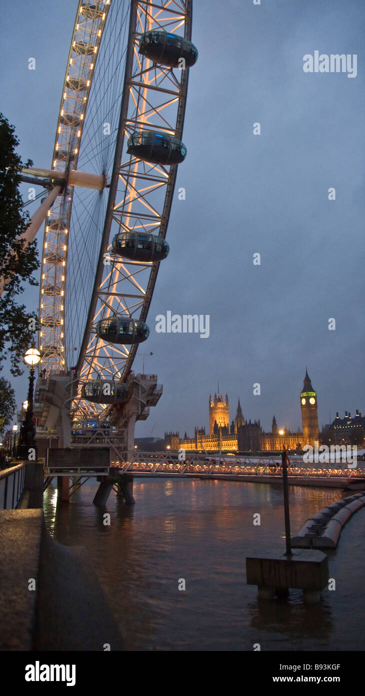 Il London Eye e il fiume Tamigi al crepuscolo Londra Foto Stock