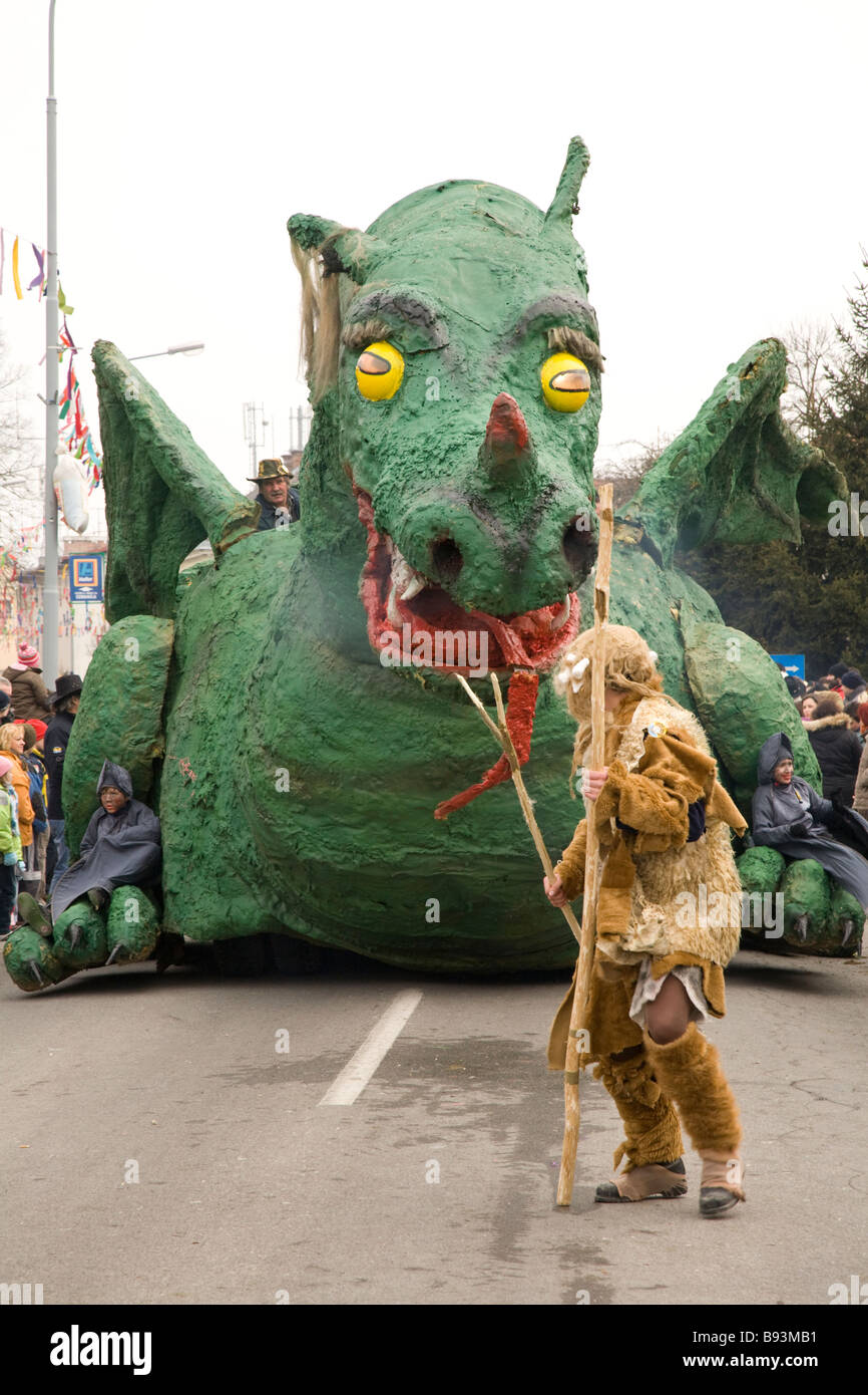 Il Pust annuale carnevale a Cerknica Slovenia 2009 Una celebrazione tradizionale dove la gente dress up per spaventare l'inverno Foto Stock