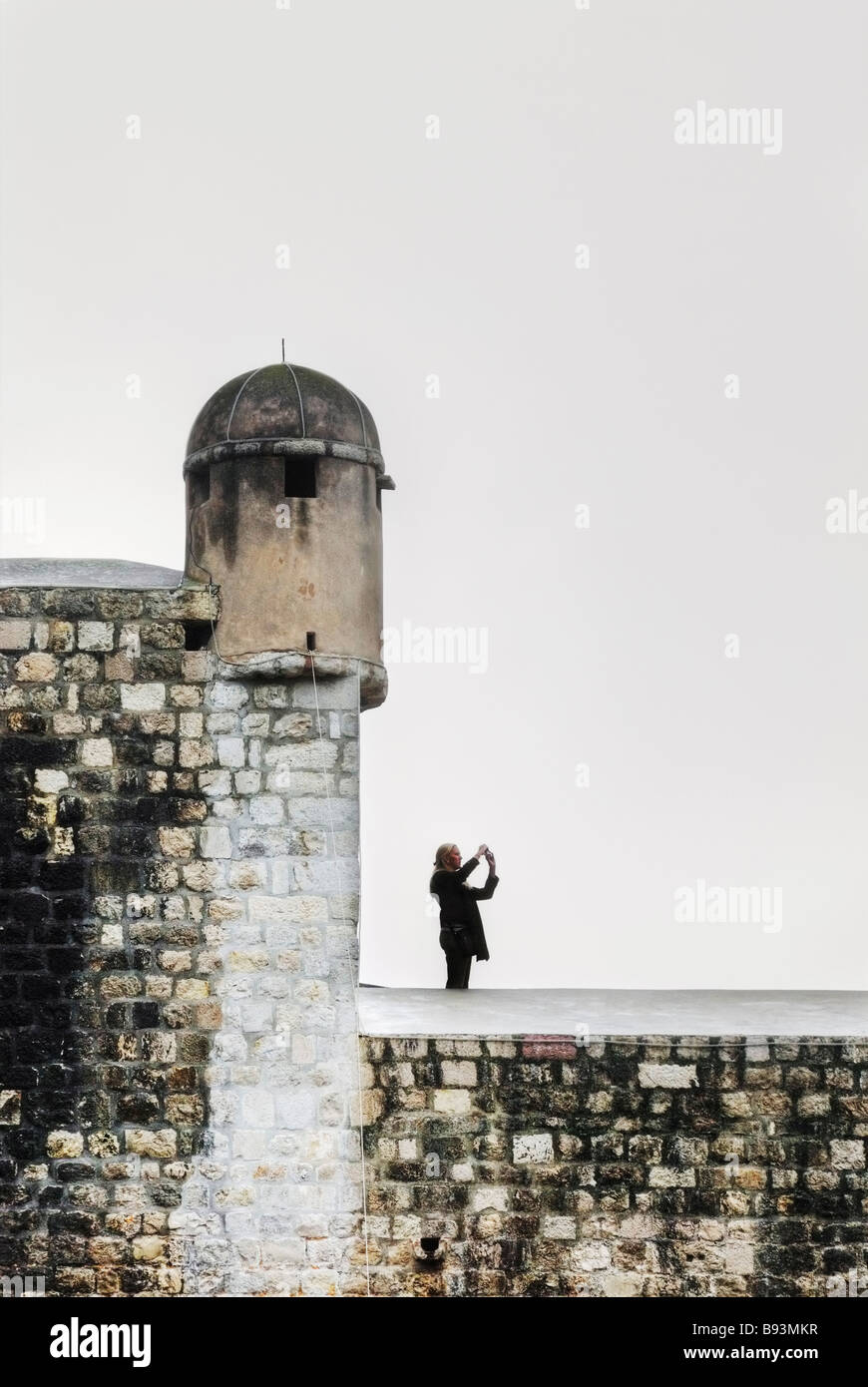 Turistica prendendo una foto dalla parte superiore della parete della città di Dubrovnik Croazia Foto Stock