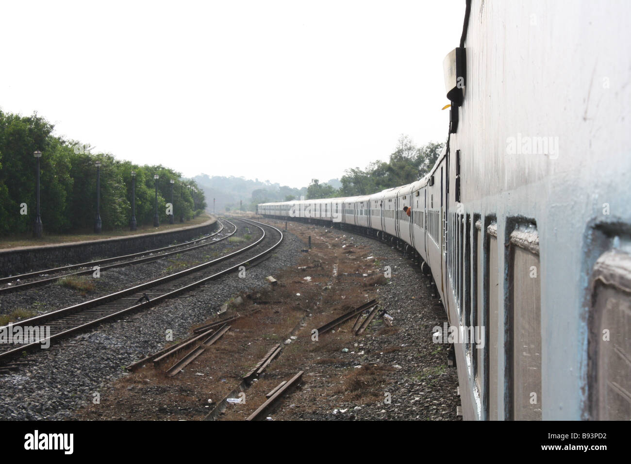 Viaggio in treno da Mumbai a Goa - testa spuntano fuori della finestra Foto Stock