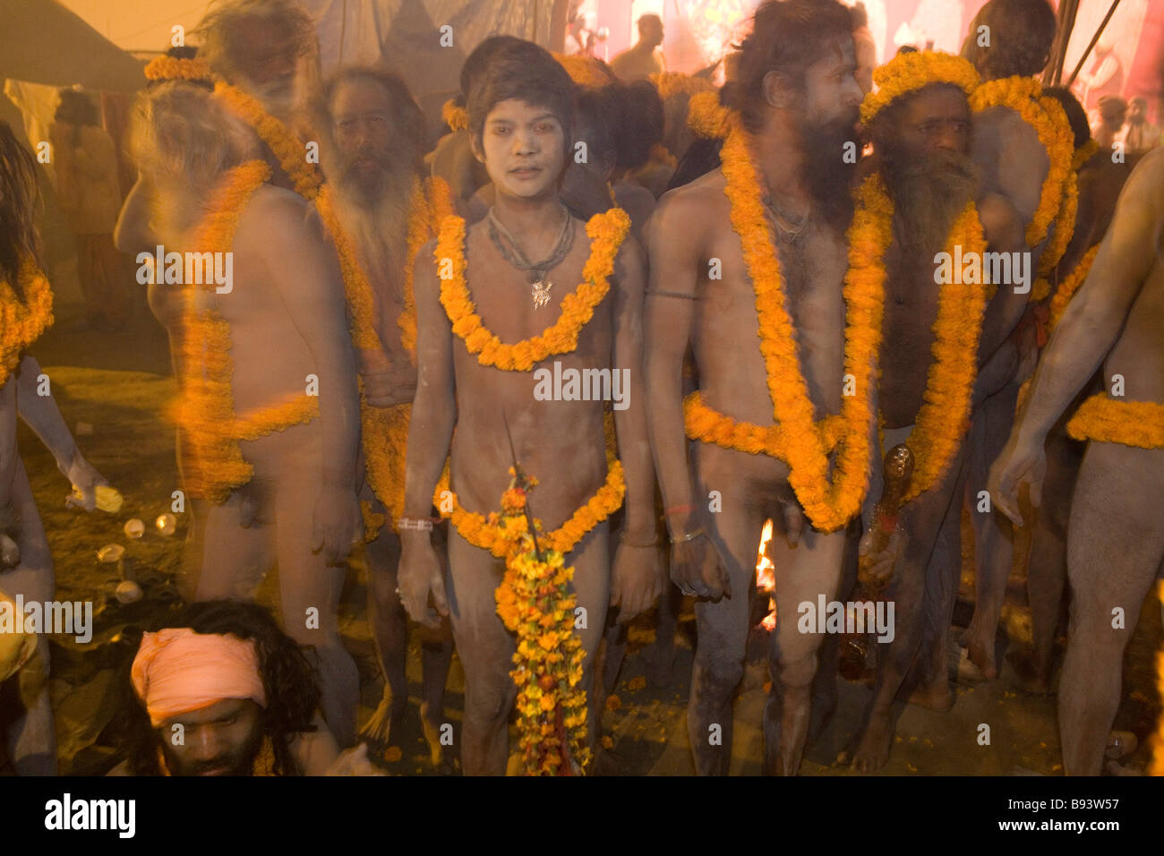 Naga Sadhus preparando per la balneazione nel fiume sacro Gange a Kumbh Mela Festival, Allahabad India Foto Stock