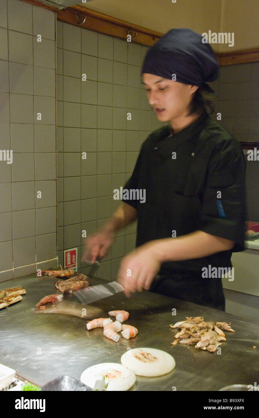 La cottura di gamberoni a Miyama ristorante giapponese City of London Foto Stock